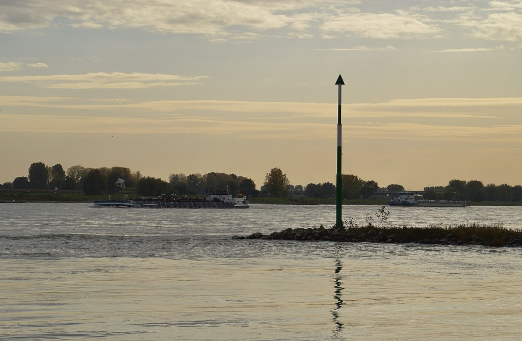 Niederrheinische Landschaft zwischen Kaiserswerth und Lohausen, vom linksrheinischer Seite aus fotografiert. 21.10.2012