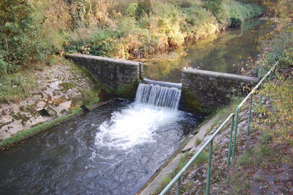 Nierswehr am Schlo Rheydt. Wrend der 30-iger Jahre wurde der Flu begradigt durch den Reichsarbeitsdienst und um ein schnelles Abflieen des Wassers zu vermeiden wurden mehrer Wehre gebaut.