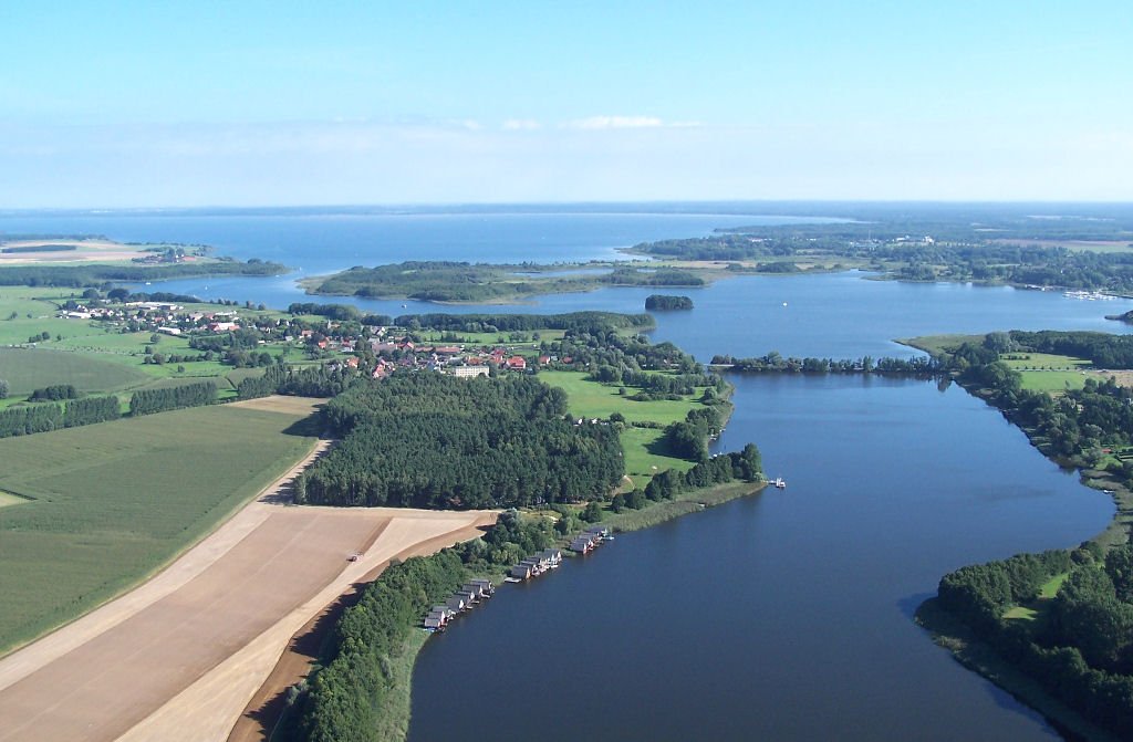 Noch einmal die Mritz von einer etwas anderen Perspektive. Aufgenommen aus der Luft vom Mritzsee mit Bootshusern ber Vipperow. 29.08.2009