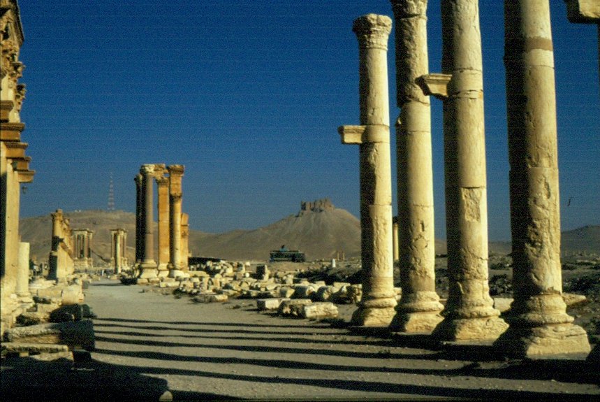 Nochmals ein Blick aus der antiken Ruinenstadt der Oase Palmyra, in der syrischen Wste, auf die arabische Zitadelle, jedoch spter am Tag, im Mai 1986