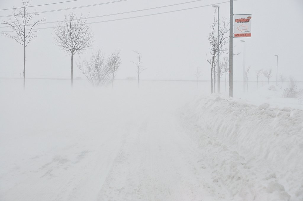 Nordische Kombination - Frau Holle schickt den Schnee und vergit dabei die Tr zu zumachen, schon gibt es Schneesturm hnliche Verhltnisse und Schneeverwehungen innerhalb einer Stunde - hier war doch mal die Strae, Stralsund am 02.02.2010