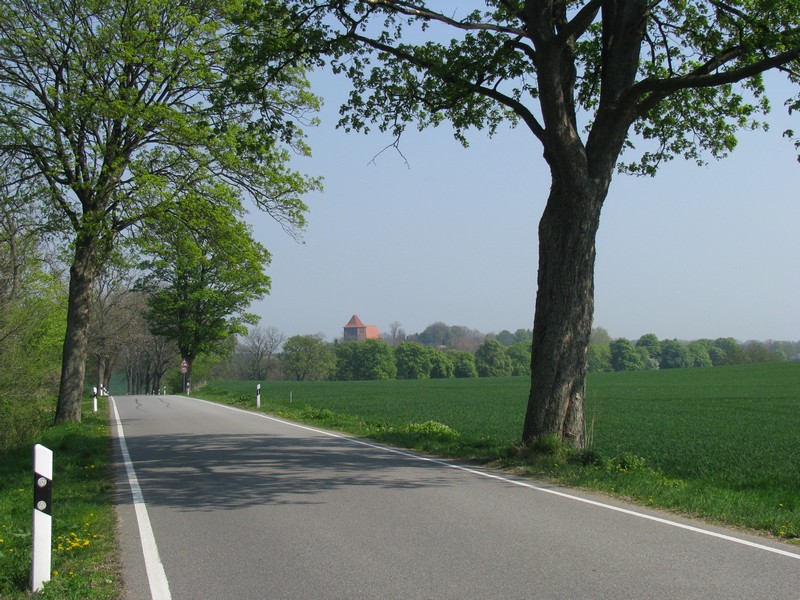 Nordwestmecklenburg, Blick von der Strae L 02 von Grevesmhlen zur Ostsee, Kirche zu Hohenkirchen 26.04.2011