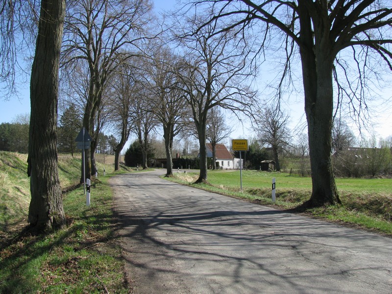 Nordwestmecklenburg [MV]; Blick nach Passee, gelegen an der Strae L 104, 09.04.2011