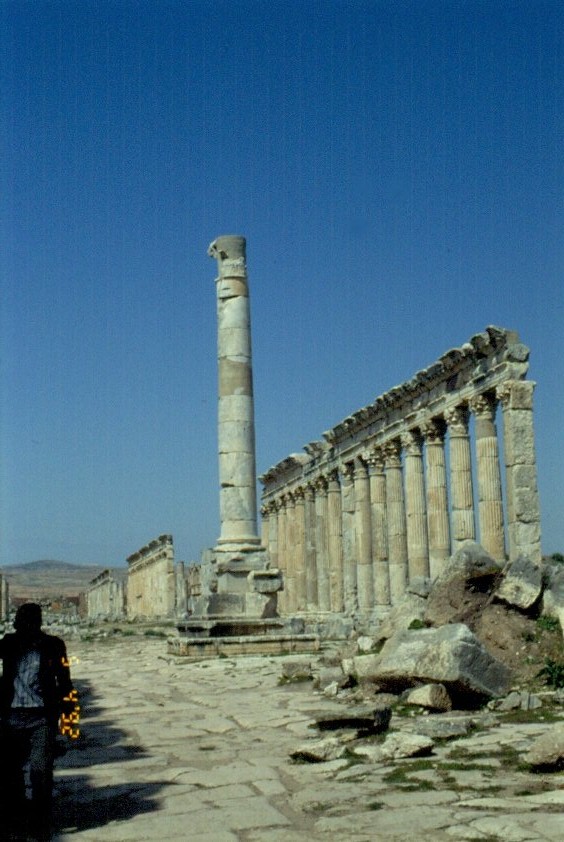  Nur eine hohe Sule zeugt von verschwundner Pracht; auch diese, schon geborsten, kann strzen ber Nacht  so heit es bei Ludwig Uhland in  Des Sngers Fluch . Diese Zeilen knnten auch hier in der antiken Oasenstadt Palmyra auf diese Sule zutreffen. Ich besuchte Palmyra im April 1992.