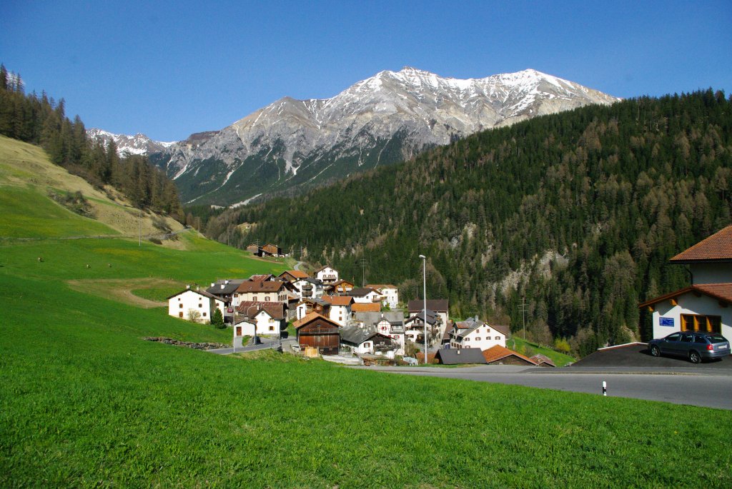 Oberhalbsteintal bei Zorten, im Hintergrund das Lenzerhorn (10.04.2011)