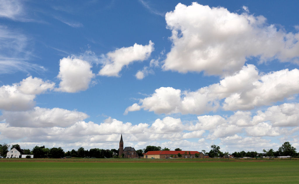 Ort Mggenhausen mit Kirche und Schnwetterwolken - 15.07.2010