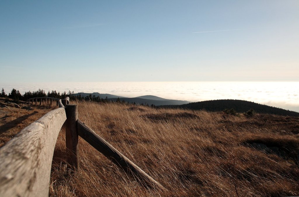 Ostharz und Umland unter dichten Hochnebelwolken; Blick am Mittag des 16.11.2012 vom Gipfelrundweg des Brocken nach Osten ber Heinrichshhe, Erdbeerkopf und Hohneklippen...