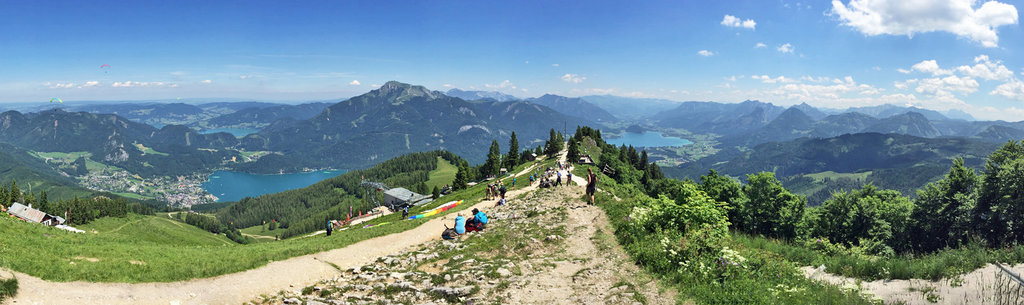 Pano-Aufnahme vom Zwölferhorn mit Wolfgang- und Mondsee und Blick auf den gegenüber liegenden Schafberg. 15.06.2017