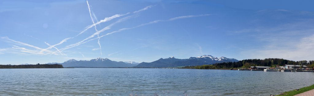 Panorama Chiemsee mit Alpen und rechts Hafen Prien - 27.04.2012 