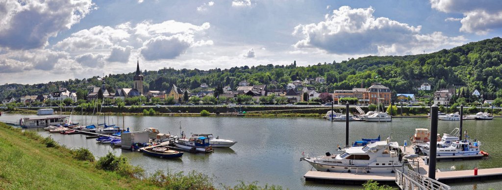 Panoramabild (aus 2 Bildern zusammengesetzt) von Oberwinter am Rhein. Im Vordergrund der Yachthafen von Oberwinter, im Hintergrund geht`s mit der Eifel los. 06.08.2010