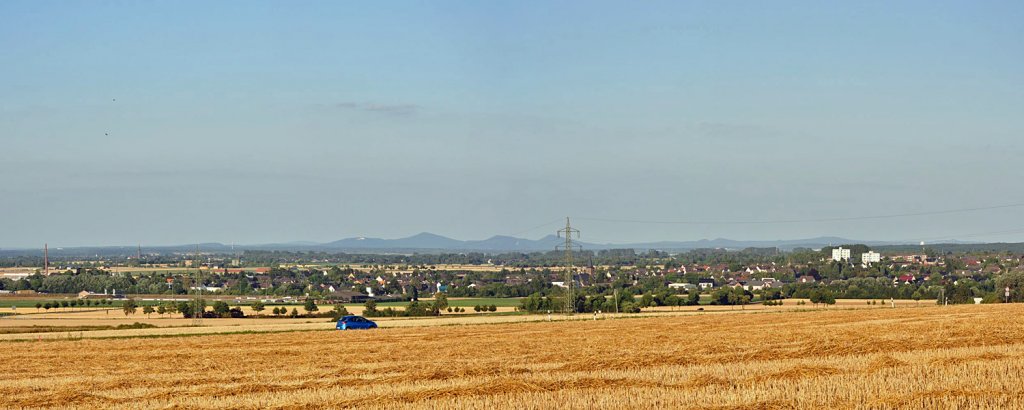 Panoramabild (aus 3 Aufnahmen zusammengesetzt) mit Blick von der Voreifel ber Euskirchen-Stotzheim zum kompletten Siebengebirge im Hintergrund - 24.07.2010