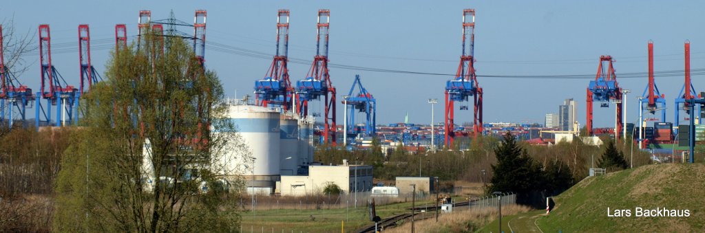 Panoramablick auf die  arbeitslosen  Containerbrcken an den Terminals Waltershof, Burchardkai und Eurogate. Aufgenommen am 17.04.10 von einer Straenbrcke nrdlich des Rangierbahnhofes  Alte-Sderelbe .