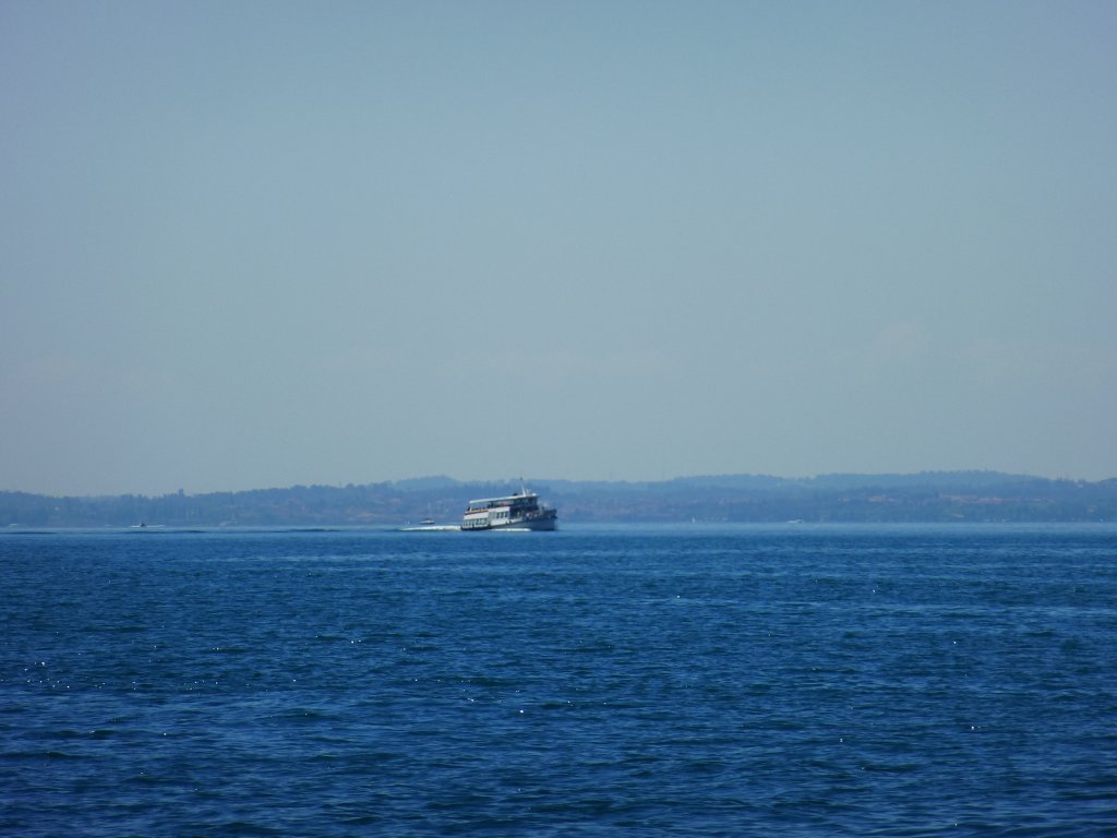 Personenschiff, dahinter der endlos scheinende Gardasee. Fotografiert am 26.05.2013.