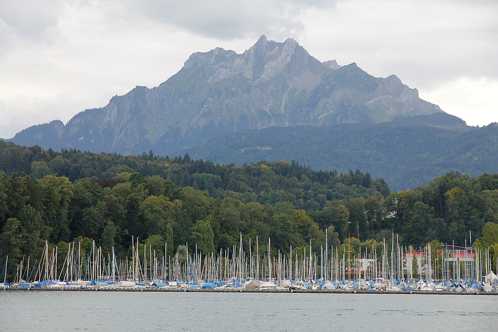 Pilatus. Aufnahme vom Schiff aus, kurz vor Ankunft in Luzern, 12. Aug. 2011, 18:43