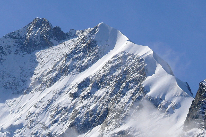 Piz Bernina (4048,60m) mit Biancograt (Eis bis 50) am 17.10.2008. Der schnste Grat der Alpen. Aufnahmestandort Morteratsch-Gletscherpfad, Ende der Eiszunge im Jahre 1960. 