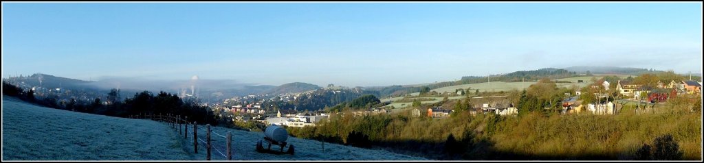 Rauhreif, Nebel und Sonnenschein zu einem Panoramabild zusammengefgt. Die ursprnglich 4 Bilder entstanden am 26.10.2010 gegen 09.45 Uhr in Erpeldange/Wiltz.