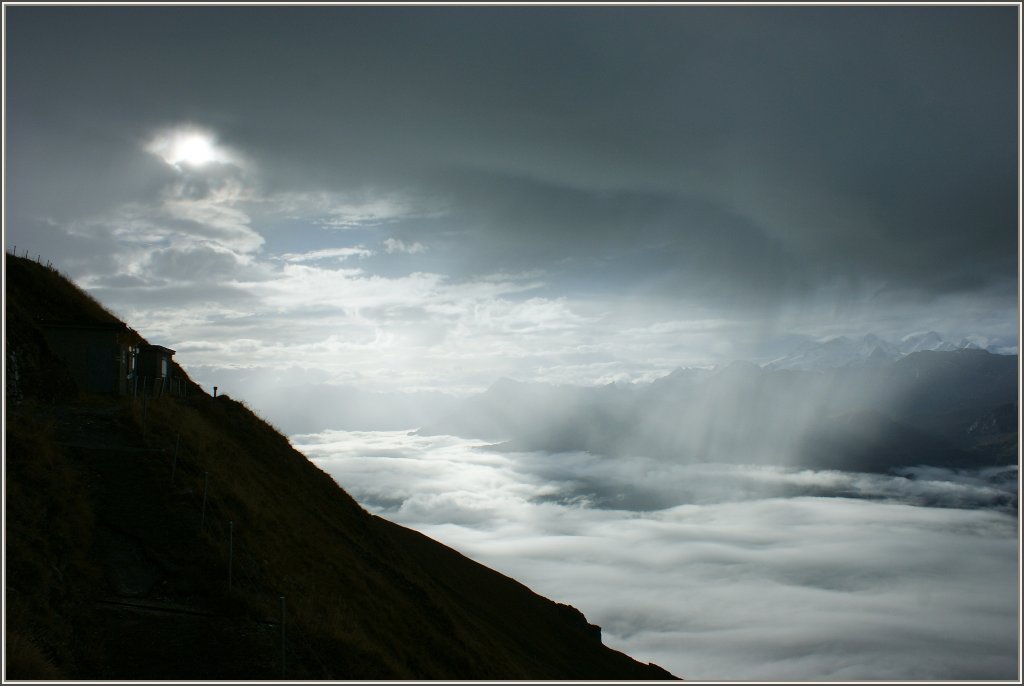 Regen zieht ber das Land,hier am Brienzer Rothorn.
(30.09.2012)