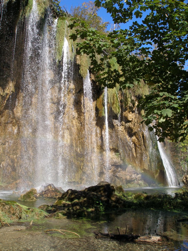 Regenbogen an einem der zahlreichen Wasserflle im Nationalpark  Plitvicer Seen  (Oktober 2006)