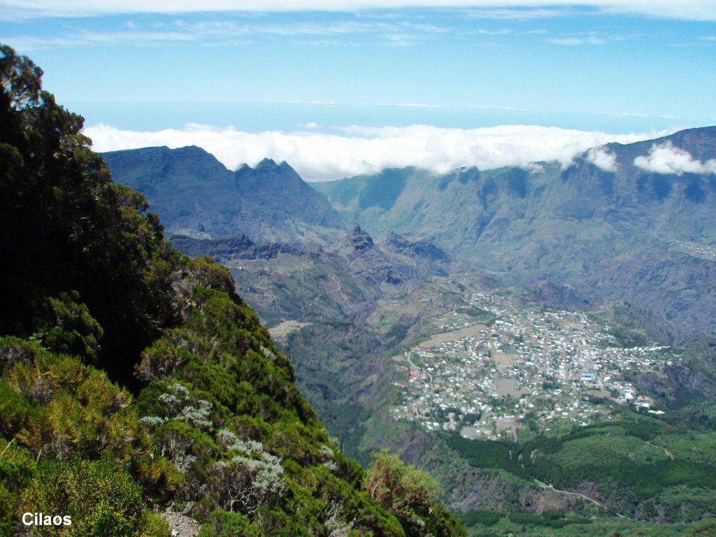 Reunion (Inseln im Indischen Ozean). Blick von der Besteigung des hchsten Berg Piton Des Neiges 3070m am 2009:11:09.