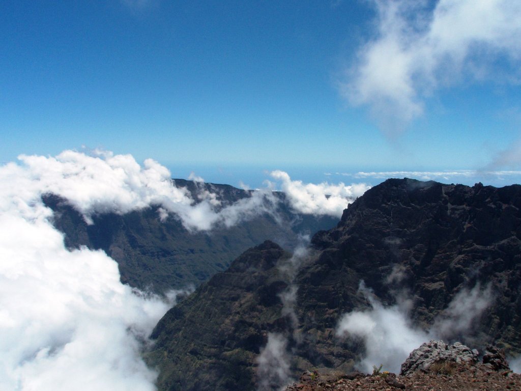 Reunion (Inseln im Indischen Ozean). Der Blick vom Berg Piton Des Neiges 3070m am 2009:11:09