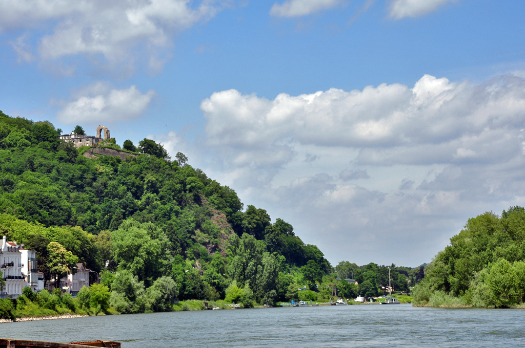 Rheinarm bei der Insel Nonnenwerth mit Rolandsbogen auf der Anhhe links - Rolandswerth 26.06.2012