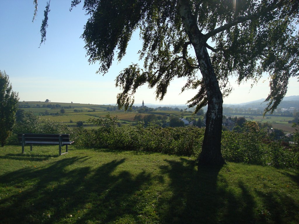 Rheinebene, Blick ber den Marchhgel zur Bergkirche in Nimburg, Okt.2010