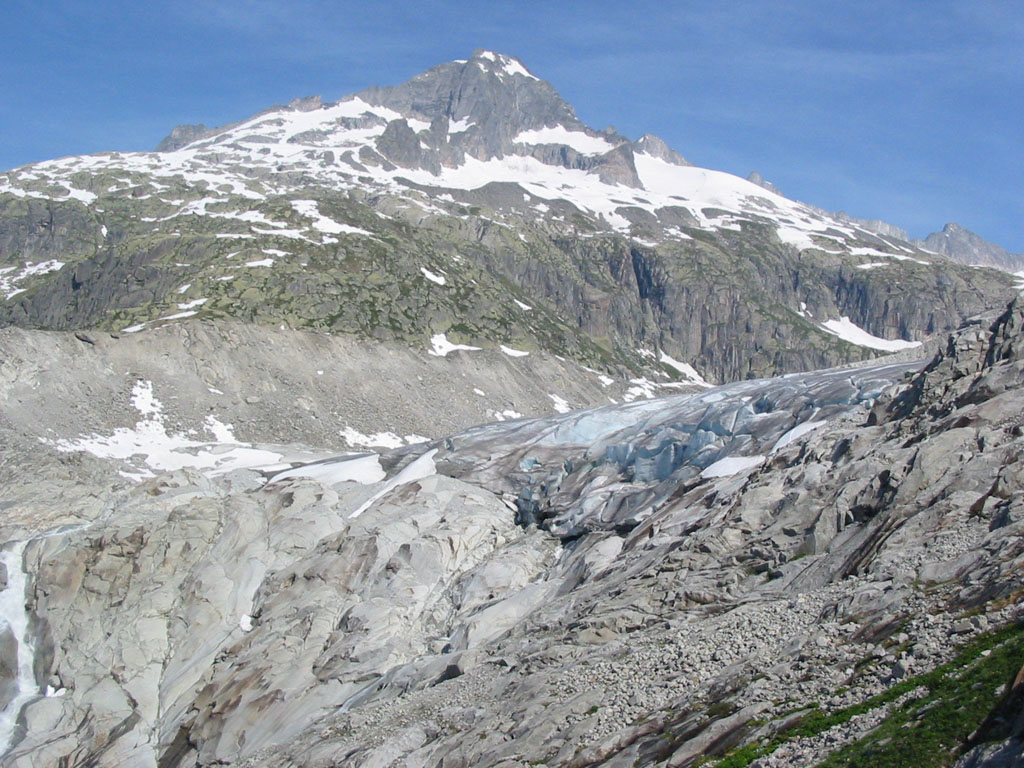 Rhne-Gletscher mit Vorder Grstenhorn, aufgenommen unterhalb des Hotels Belvdre am 11.6.2003 um 8:48 Uhr