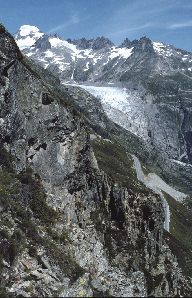 Rhonegletscher mit Galenstock (3586m), aufgenommen von der Grimselpasshhe im Sommer 1981