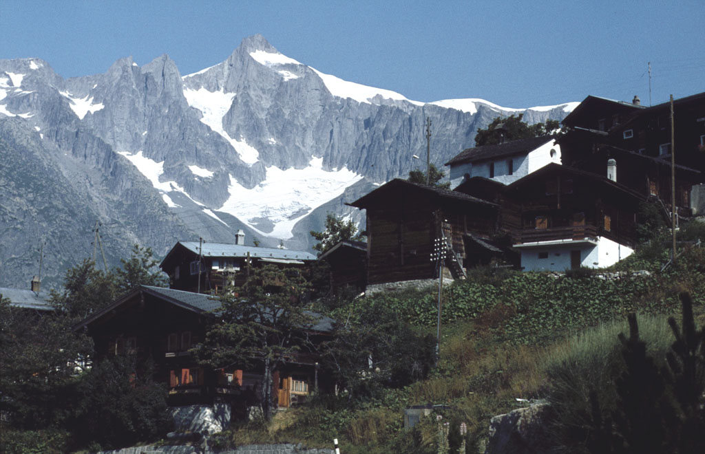 Ried bei Bellwald mit Gro Wannenhorn (3905m), aufgenommen im Sommer 1981