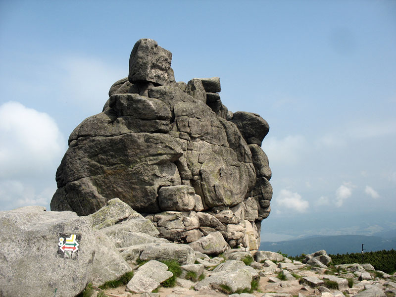 Riesengebirge, am polnisch-tschechischen  Freundschaftsweg  (Kammweg) gelegen: Mittagssteine (1.420 m),(polnisch: Słonecznik; tschechisch: Poledn kamen); 26.06.2010
