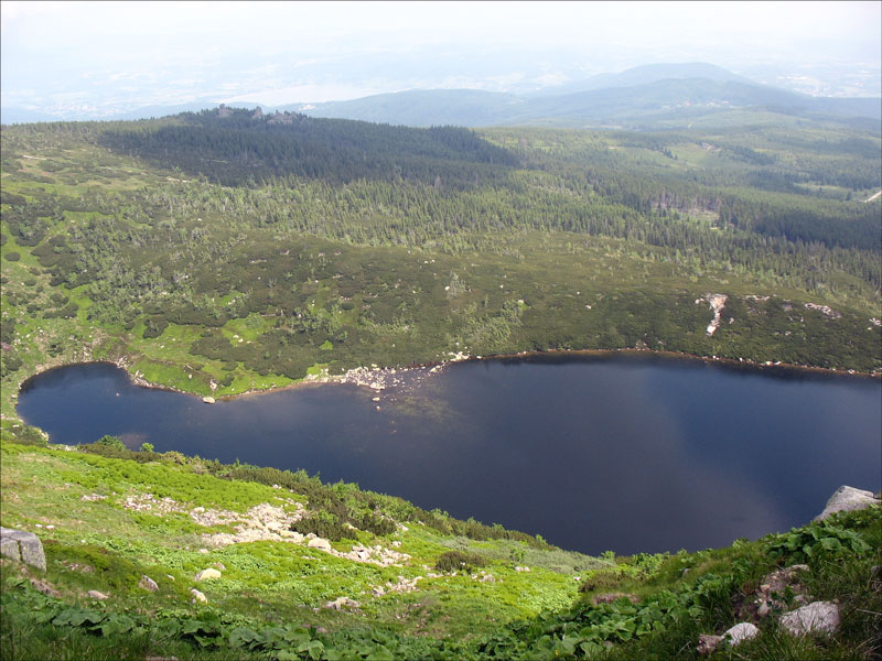 Riesengebirge polnische Seite (ehemals Schlesien): Groer Teich (polnisch: Wielki Staw), grter Gletschersee des Riesengebirges 6,5 ha gro, Lnge ca. 500 m, Tiefe 24 m, 1.249 m .M. vom polnisch-tschechischen  Freundschaftsweg  (Kammweg) gesehen; 26.06.2010
