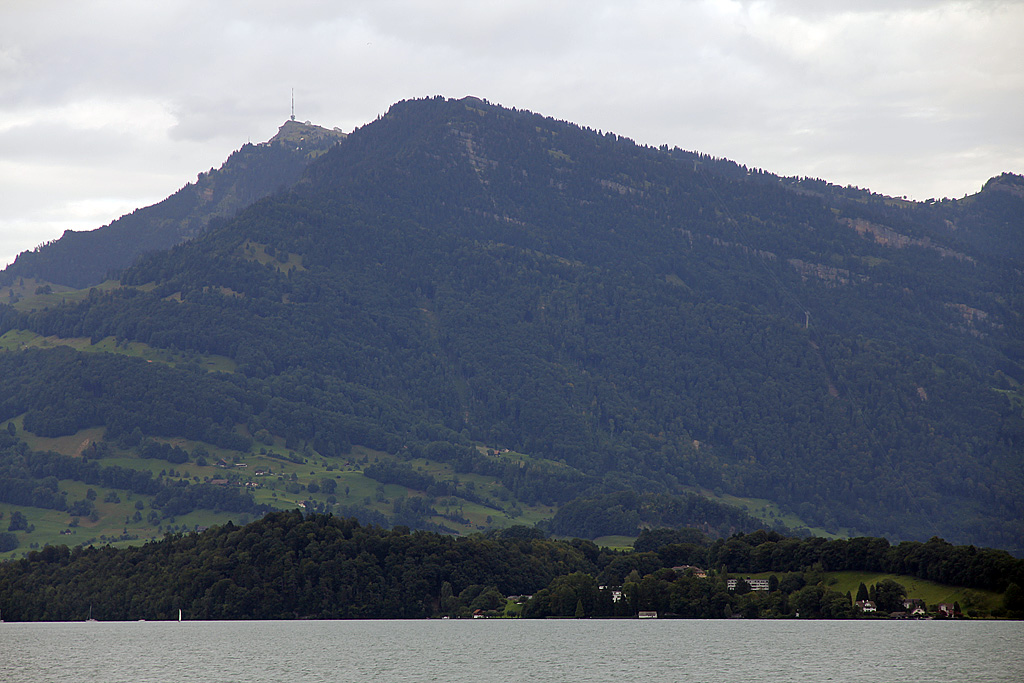 Rigi. Aufnahme vom Schiff aus - vor Ankunft in Luzern, 12. Aug. 2011, 18:34