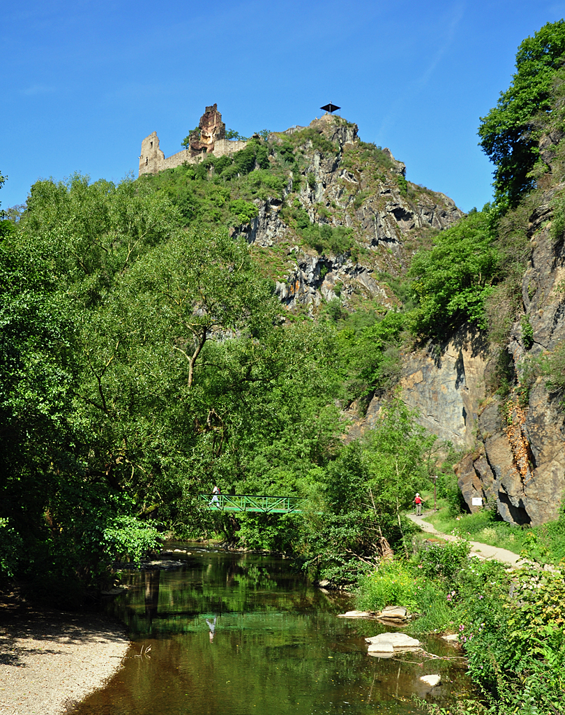 Ruine der Burg Are und die Ahr im Ahrtal bei Altenahr - 02.08.2011