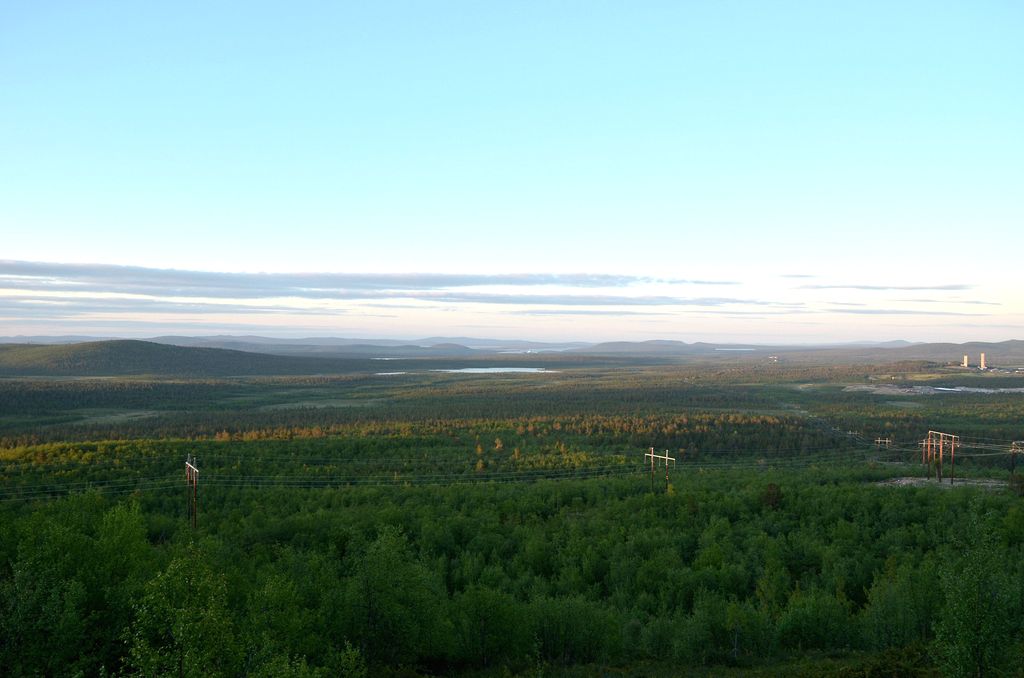 Rund um den Luossavaara bei Kiruna fhrt der Mittsommernachtsweg ein ca. 1,5 Std langer Weg um/auf den Berg mit einer herrlichen Aussicht zur Sommersonnenwende. (17.06.2011 / 23:28 3Uhr)