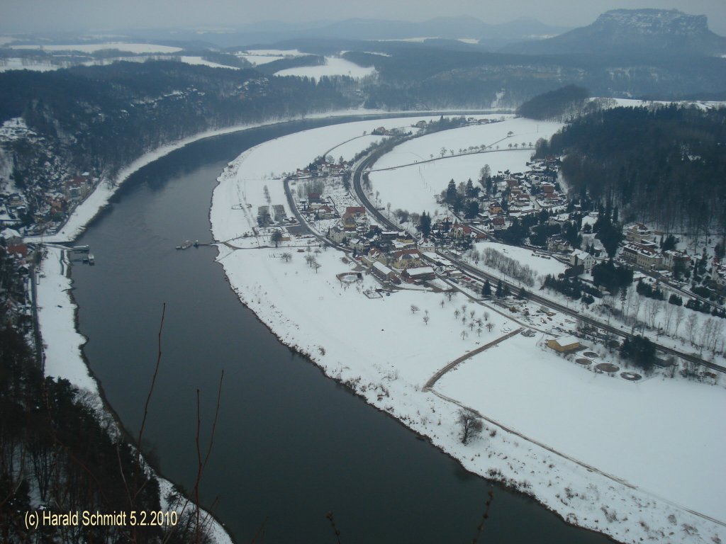 Schsische Schweiz am 5.2.2010: Blick von der Bastei elbaufwrts auf den Ort Rathen