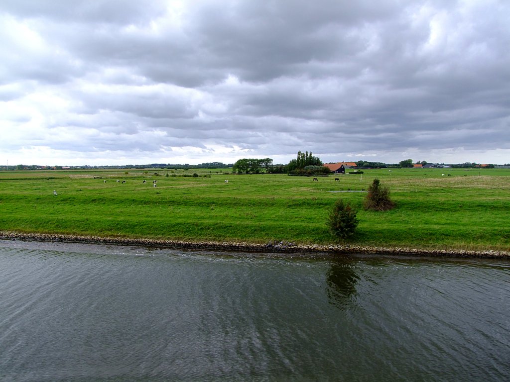 Saftiges Weideland entlang des 1873 errichteten Kanaal door Walcheren bei Veere;110829