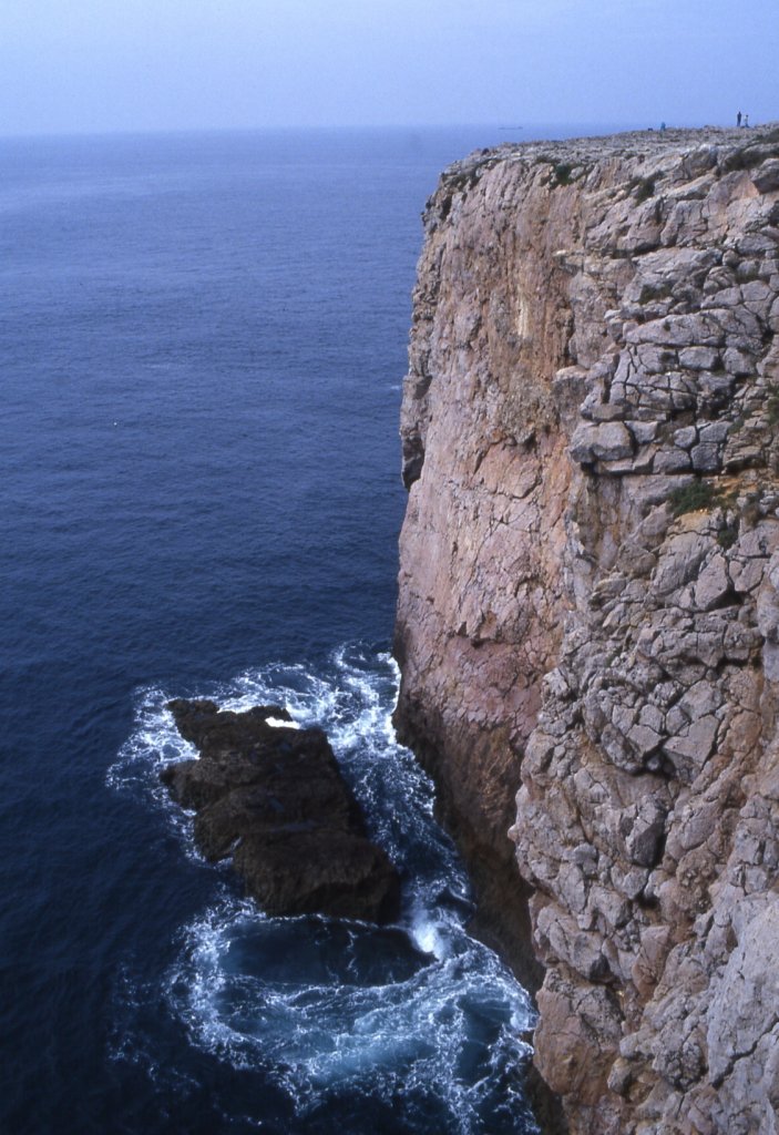 SAGRES, 03.04.1991, Steilküste am Promontorium Sacrum -- eingescanntes Dia