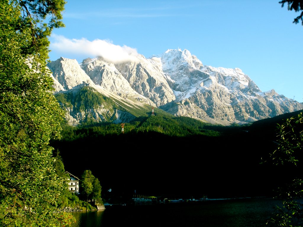 Schatten ber dem Eibsee, Abendsonne am Zugspitzmassiv, Aug.2006