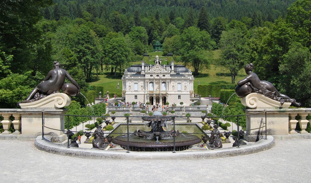 Schloss Linderhof bei bestem Sommerwetter am 17.07.2013.