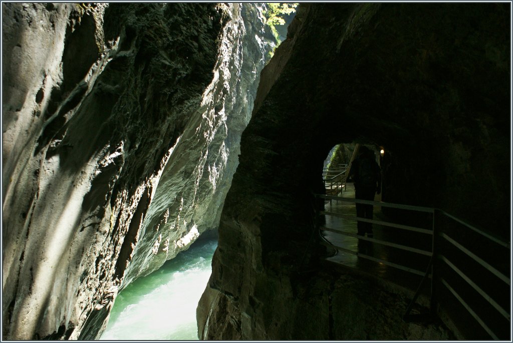 Schmale Tunnelwege fhren die Besucher durch die Aareschlucht.
(07.06.2013)