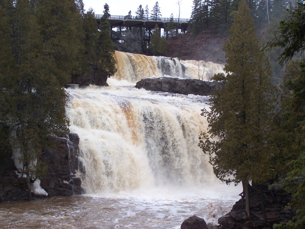 Schneeschmelze im Gooseberry Falls State Park am 1.4.2006 in Minnessota. 