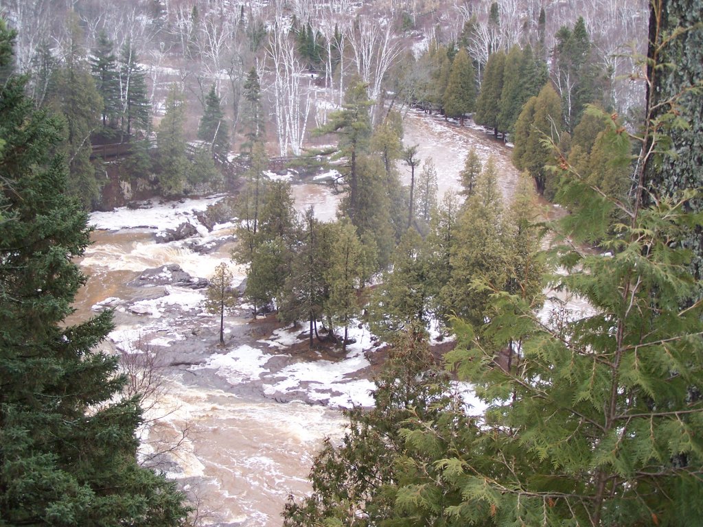 Schneeschmelze im Gooseberry Falls State Park am 1.4.2006 in Minnessota. Blick von Oben auf die Gooseberry Falls.