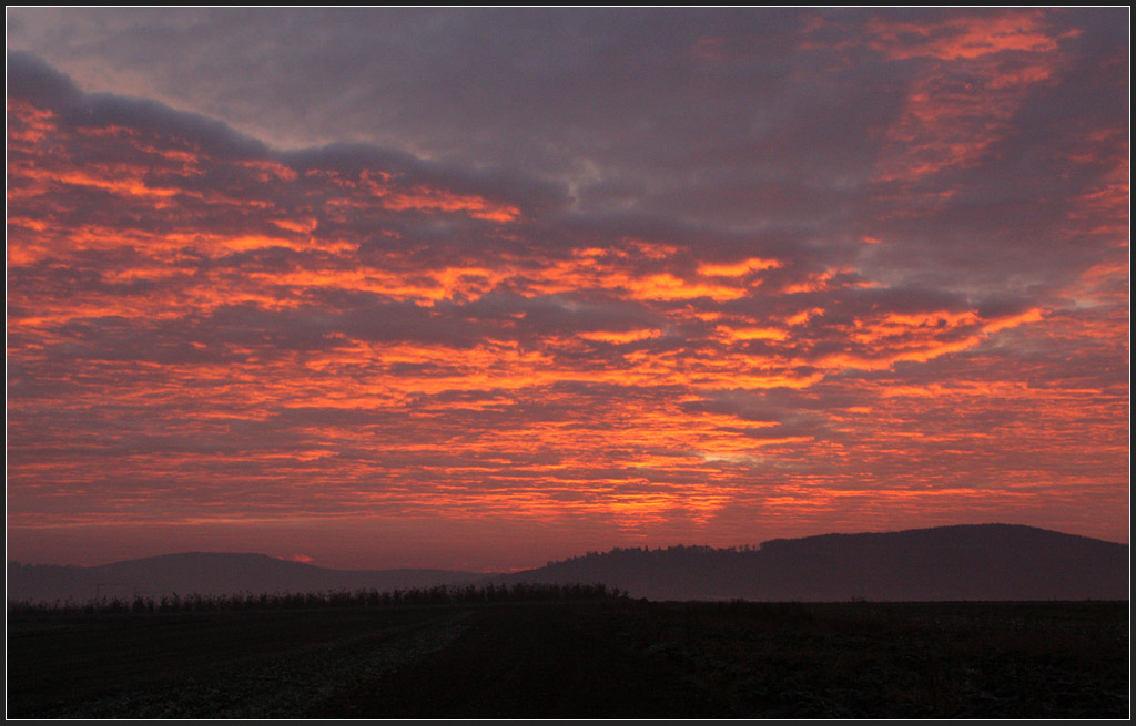 Schön - 

Morgenwolkenhimmel im Remstal bei Kernen-Rommelshausen. 

01.12.2011 (M)