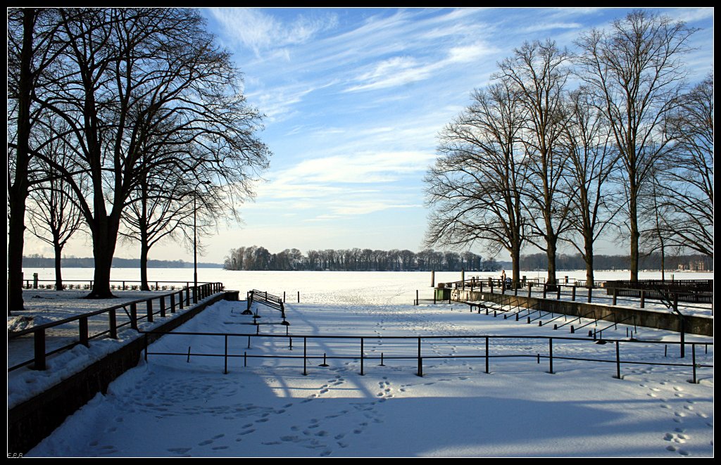 Schnstes Winterwetter prsentiert der zugefrorene Tegeler See. Der Blick geht vom Tegeler Flies zur Insel Hasselwerder (Berlin Alt-Tegel)