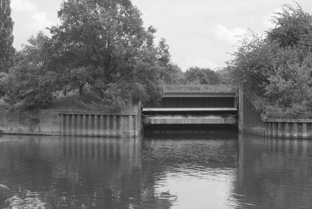 Schwarzweibild von Wehr des Schnellen Grabens in Hannover, am 30.06.10.