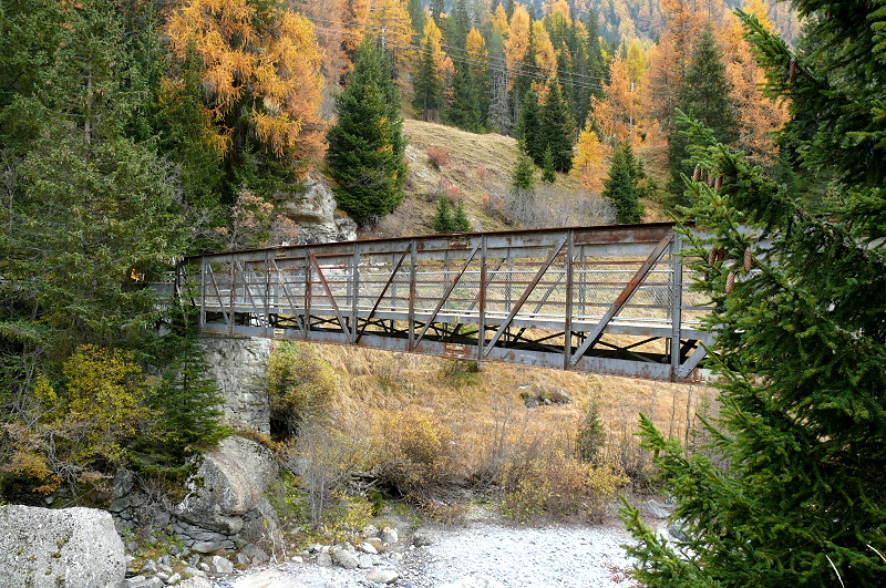 Schweiz - Eisenbrcke ber den Inn bei Cinuos-chel-Brail am 15.10.2008. Baujahr 1897 BOSSHARD & CIE Nfels, Belastung fr Fuhrwerk 6 Tonnen.