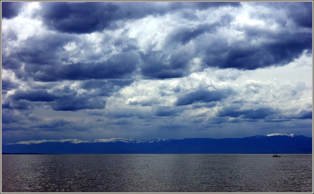 Schwere dunkle Regenwolken kamen am Nachmittag von Frankreich ber den Genfersee und brachten viel Nsse und Wind mit.
(23.04.2012)