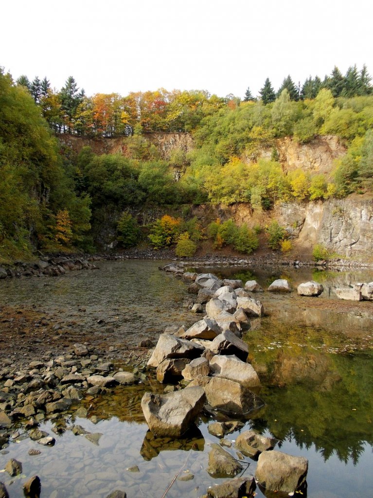 See in einem ehemaligen Steinbruch am Katzenbuckel im Odenwald , der hchsten Erhebung des Odenwaldes 13.10.2012