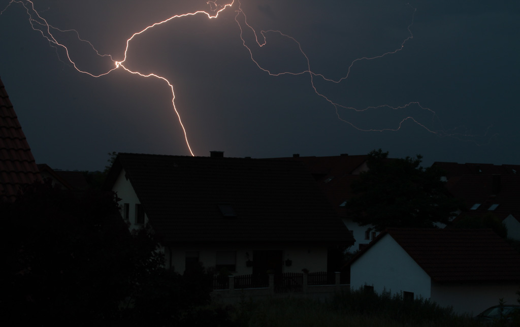 Selten zuvor wurden so viele Blitze gemessen wie am Wochenende ber den 30.06./01.07.2012. Einem Medienbericht zufolge wurden allein in einer Nacht ber 150.000 Blitze gemessen. Einen davon konnte ich festhalten als er sich am spten Abend des 30.06.2012 ber Crailsheim entlud. Es sollte der Anfang zu einer langen Gewitternacht werden...  