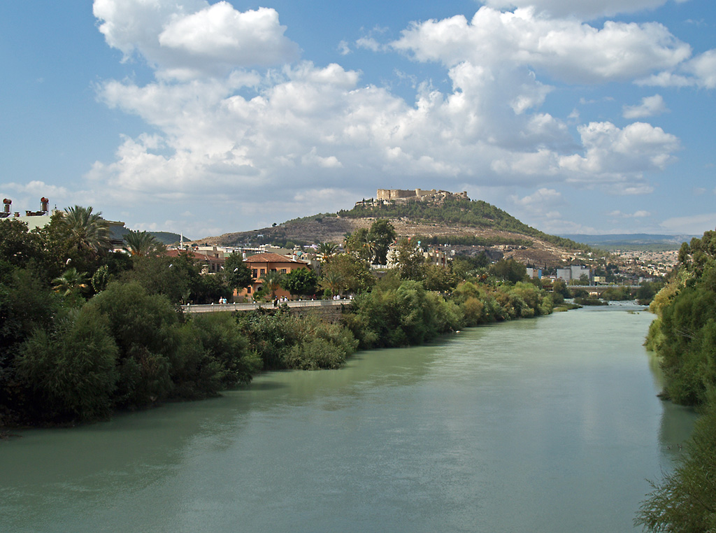 Silifke, eine kleine Stadt in der Provinz Mersin im Sden der Trkei, wird von der byza19ntinischen Zitadelle berragt. Der Fluss Gksu ist um diese Jahreszeit (19.09.2008) wohl immer so grn. 1190 hie der Fluss noch Saleph, nur wenige km oberhalb ertrank damals Kaiser Barbarossa in diesem Gewsser.